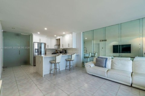 Condo in Hallandale Beach, Florida, 1 bedroom  № 2027756 - photo 7