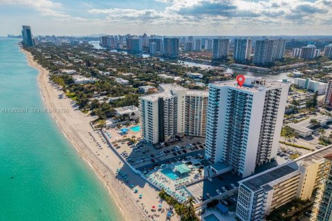 Condo in Hallandale Beach, Florida, 1 bedroom  № 2027756 - photo 2