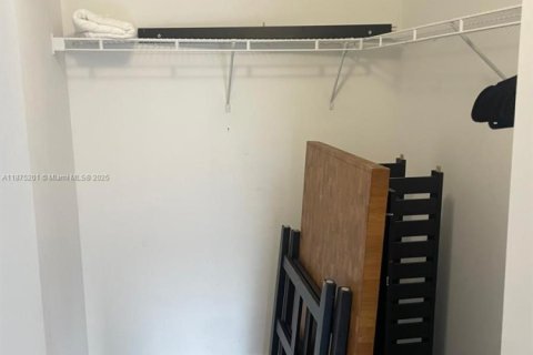 Condo in Miami, Florida, 1 bedroom  № 2021731 - photo 10