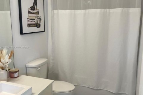 Condo in Miami, Florida, 1 bedroom  № 2021731 - photo 8