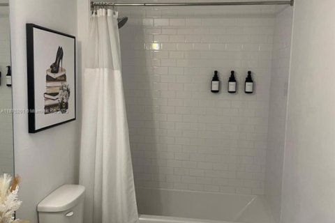 Condo in Miami, Florida, 1 bedroom  № 2021731 - photo 9