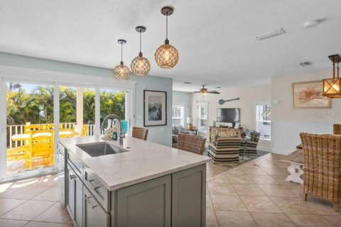 House in Anna Maria, Florida 5 bedrooms, 184.23 sq.m. № 2094611 - photo 9