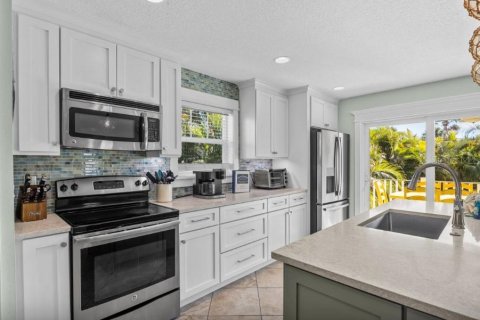 House in Anna Maria, Florida 5 bedrooms, 184.23 sq.m. № 2094611 - photo 11