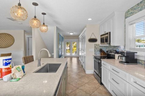 House in Anna Maria, Florida 5 bedrooms, 184.23 sq.m. № 2094611 - photo 12