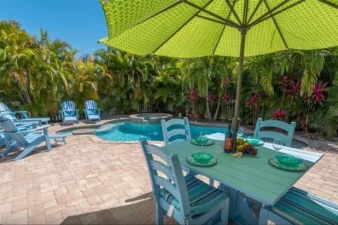 House in Anna Maria, Florida 5 bedrooms, 184.23 sq.m. № 2094611 - photo 4