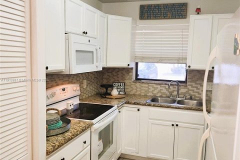 Condominio en alquiler en Coral Springs, Florida, 2 dormitorios, 78.04 m2 № 1970887 - foto 9