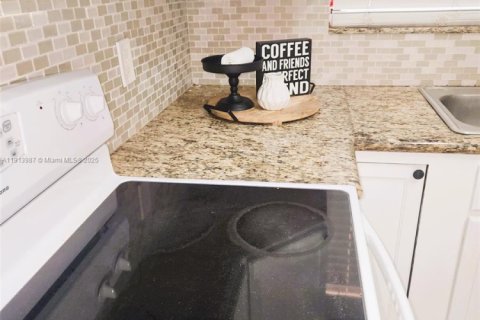 Condominio en alquiler en Coral Springs, Florida, 2 dormitorios, 78.04 m2 № 1970887 - foto 7