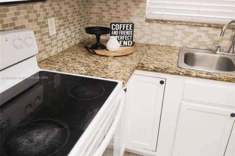 Condominio en alquiler en Coral Springs, Florida, 2 dormitorios, 78.04 m2 № 1970887 - foto 6