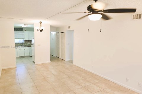 Condominio en alquiler en Coral Springs, Florida, 2 dormitorios, 78.04 m2 № 1970887 - foto 2