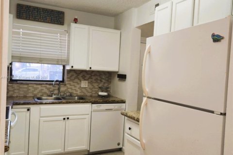 Condominio en alquiler en Coral Springs, Florida, 2 dormitorios, 78.04 m2 № 1970887 - foto 8