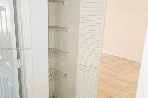 Condominio en alquiler en Coral Springs, Florida, 2 dormitorios, 78.04 m2 № 1970887 - foto 4