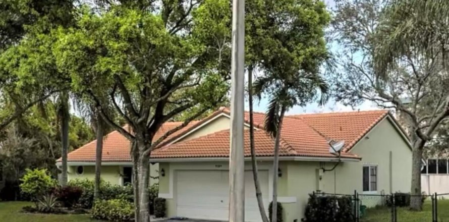 House in Coral Springs, Florida 3 bedrooms, 170.2 sq.m. № 2250163