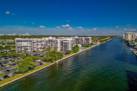 Condo in Hallandale Beach, Florida, 2 bedrooms  № 1956932 - photo 22
