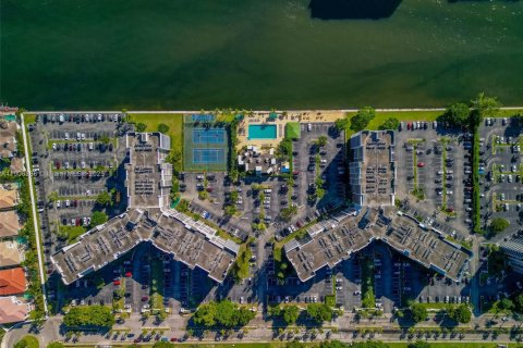 Condo in Hallandale Beach, Florida, 2 bedrooms  № 1956932 - photo 16