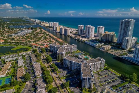 Condo in Hallandale Beach, Florida, 2 bedrooms  № 1956932 - photo 13
