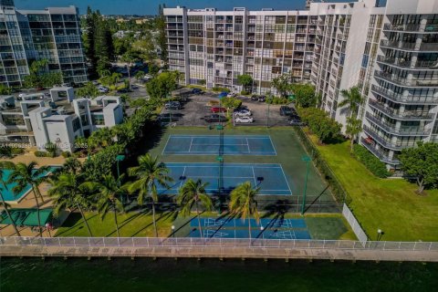 Condo in Hallandale Beach, Florida, 2 bedrooms  № 1956932 - photo 20