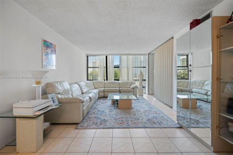 Condo in Hallandale Beach, Florida, 2 bedrooms  № 1956932 - photo 3