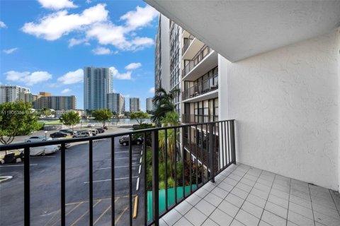 Condo in Hallandale Beach, Florida, 2 bedrooms  № 1956932 - photo 5
