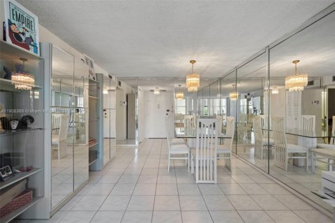 Condo in Hallandale Beach, Florida, 2 bedrooms  № 1956932 - photo 2