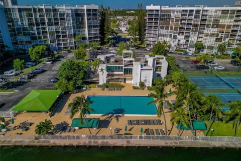 Condo in Hallandale Beach, Florida, 2 bedrooms  № 1956932 - photo 21