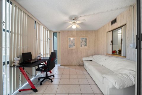 Condo in Hallandale Beach, Florida, 2 bedrooms  № 1956932 - photo 4