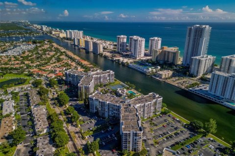 Condo in Hallandale Beach, Florida, 2 bedrooms  № 1956932 - photo 15