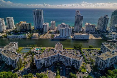 Condo in Hallandale Beach, Florida, 2 bedrooms  № 1956932 - photo 17