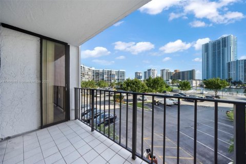 Condo in Hallandale Beach, Florida, 2 bedrooms  № 1956932 - photo 6