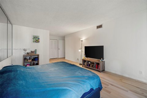 Condo in Hallandale Beach, Florida, 2 bedrooms  № 1956932 - photo 10