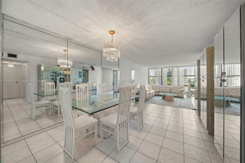 Condo in Hallandale Beach, Florida, 2 bedrooms  № 1956932 - photo 1