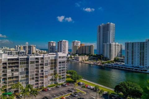 Condo in Hallandale Beach, Florida, 2 bedrooms  № 1956932 - photo 14