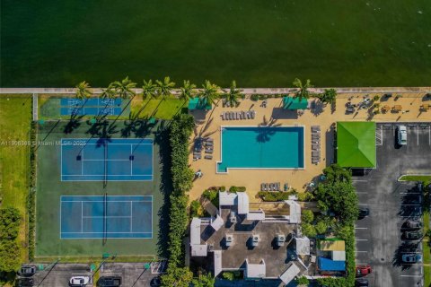 Condo in Hallandale Beach, Florida, 2 bedrooms  № 1956932 - photo 18