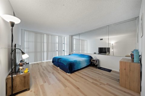 Condo in Hallandale Beach, Florida, 2 bedrooms  № 1956932 - photo 11