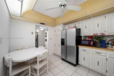 Condo in Hallandale Beach, Florida, 2 bedrooms  № 1956932 - photo 9