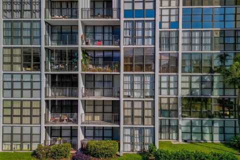 Condo in Hallandale Beach, Florida, 2 bedrooms  № 1956932 - photo 19