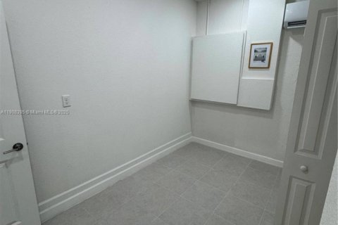 Propiedad comercial en alquiler en Homestead, Florida, 224.64 m2 № 1964167 - foto 11