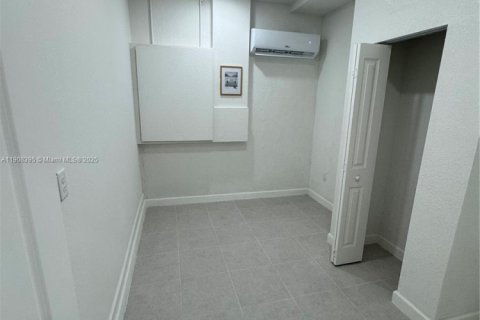 Propiedad comercial en alquiler en Homestead, Florida, 224.64 m2 № 1964167 - foto 8