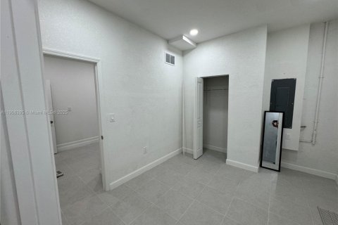 Propiedad comercial en alquiler en Homestead, Florida, 224.64 m2 № 1964167 - foto 9