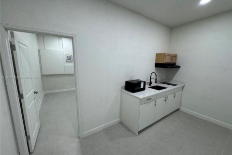 Propiedad comercial en alquiler en Homestead, Florida, 224.64 m2 № 1964167 - foto 4