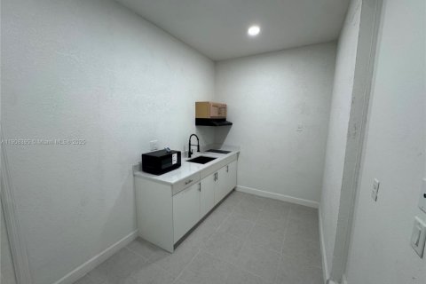 Propiedad comercial en alquiler en Homestead, Florida, 224.64 m2 № 1964167 - foto 5