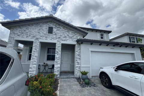 Propiedad comercial en alquiler en Homestead, Florida, 224.64 m2 № 1964167 - foto 1