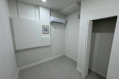 Propiedad comercial en alquiler en Homestead, Florida, 224.64 m2 № 1964167 - foto 6