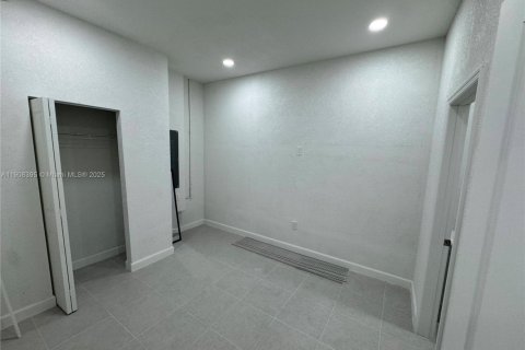 Propiedad comercial en alquiler en Homestead, Florida, 224.64 m2 № 1964167 - foto 7