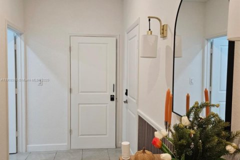 Propiedad comercial en alquiler en Homestead, Florida, 224.64 m2 № 1964167 - foto 2