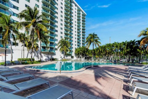 Condo in Sunny Isles Beach, Florida, 1 bedroom  № 2153985 - photo 16