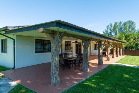 Casa en venta en Miami, Florida, 4 dormitorios, 170.2 m2 № 1890353 - foto 17