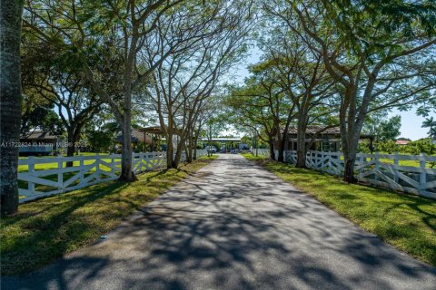 Casa en venta en Miami, Florida, 4 dormitorios, 170.2 m2 № 1890353 - foto 1