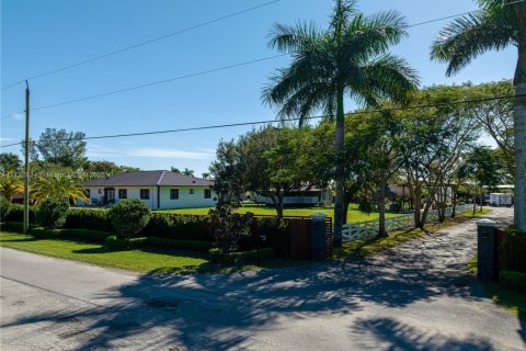 Casa en venta en Miami, Florida, 4 dormitorios, 170.2 m2 № 1890353 - foto 2
