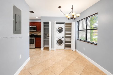 Townhouse in Tamarac, Florida 3 bedrooms, 168.25 sq.m. № 2084050 - photo 3