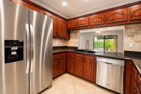 Townhouse in Tamarac, Florida 3 bedrooms, 168.25 sq.m. № 2084050 - photo 4